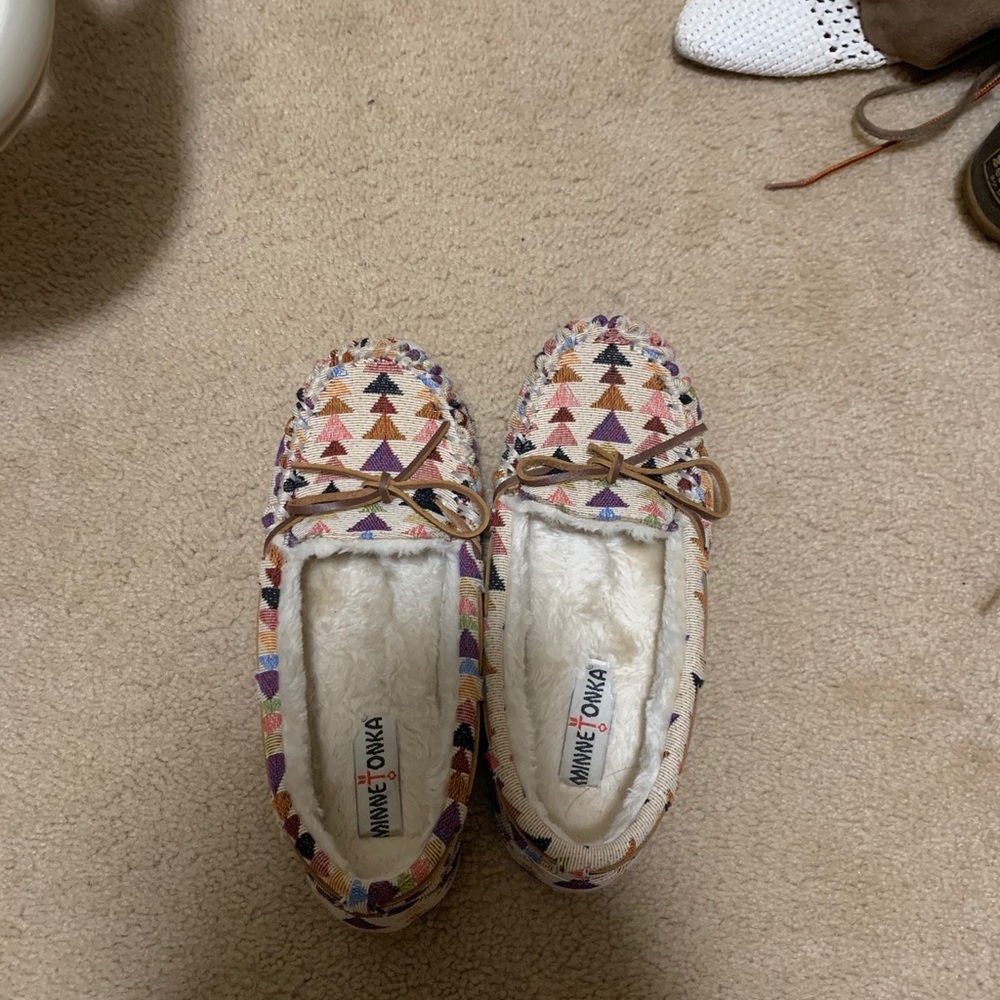 MINNETONKA Aztec design slippers